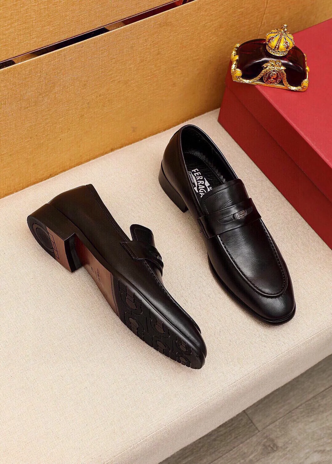 Men's shoes 💰520 💐 Product trademark: Ferragamo "Ferragamo" casual leather shoes Regular size: 38-44 (45🉑️customized) Product materials: Selected imported first-layer calfskin upper + original hardware buckle, imported water-dyed cowhide leather lining. Strong three-dimensional visual effect, combined outsole Color: 2⃣️colors available